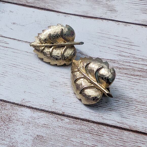 Vintage Clip On Earrings Gold Tone Leaf 1" - Picture 5 of 8